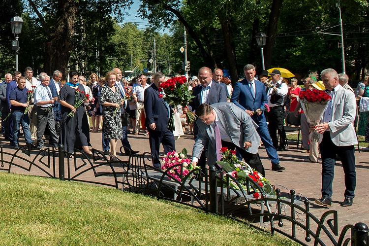 Депутаты возложили цветы к памятнику А.С.Пушкина