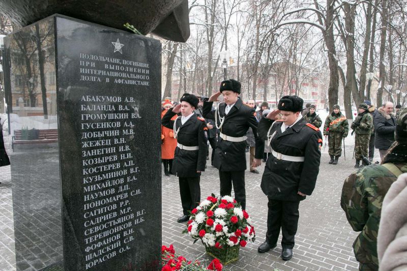 Подольчане возложили цветы к памятнику воинам-интернационалистам на площади Славы