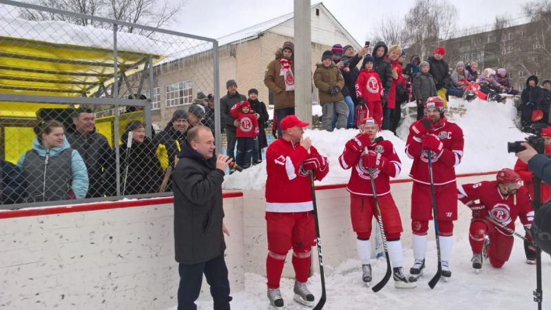 Афиногенов, Семенов и Белов сыграли в дворовый хоккей