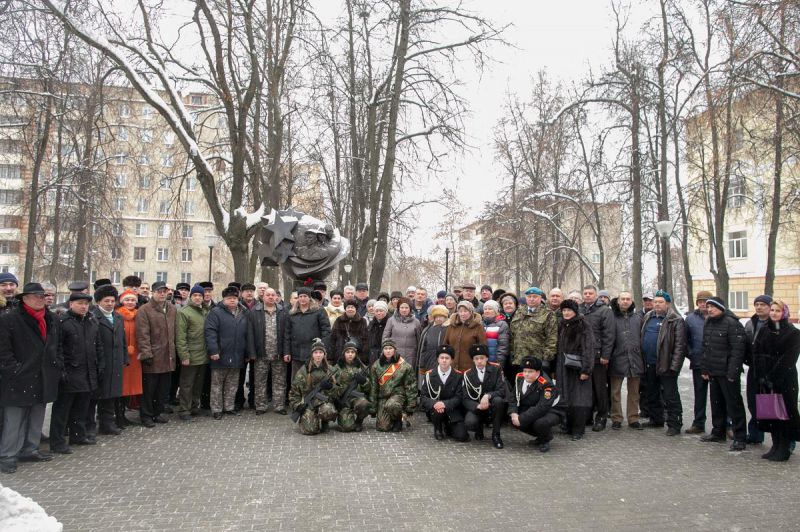 Подольчане возложили цветы к памятнику воинам-интернационалистам на площади Славы