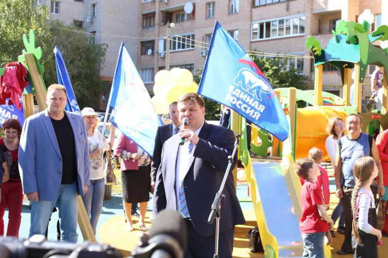 В микрорайоне Климовск торжественно открыли две новые детские площадки