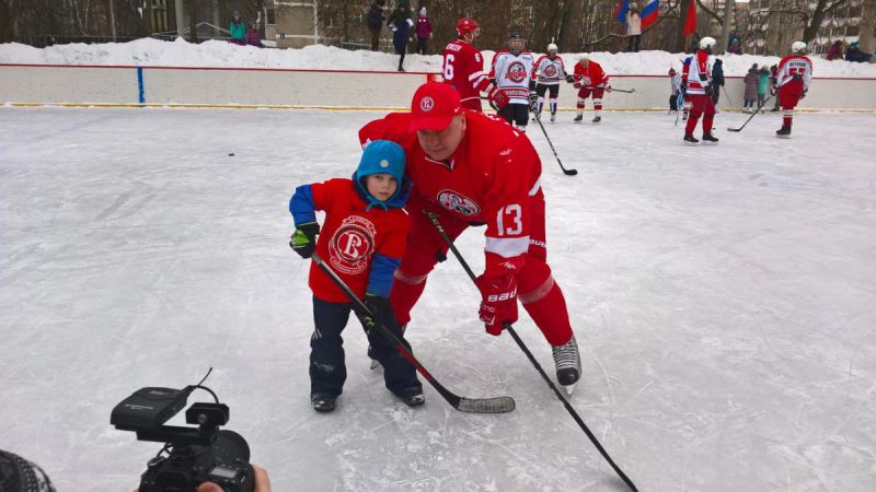 Афиногенов, Семенов и Белов сыграли в дворовый хоккей