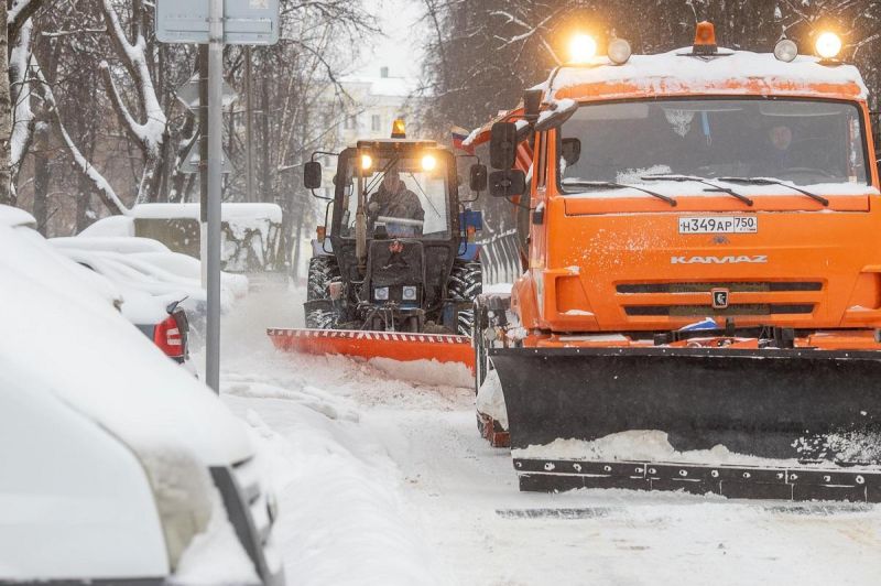 2021.01.14-chistka-snega-dvor-doroga-krysha-transport-trollejbus-6403