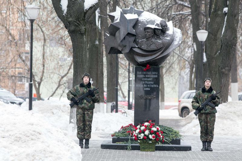 Подольчане возложили цветы к памятнику воинам-интернационалистам на площади Славы