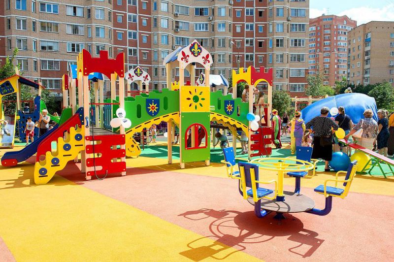 В Климовске торжественно открыли две новые детские площадки