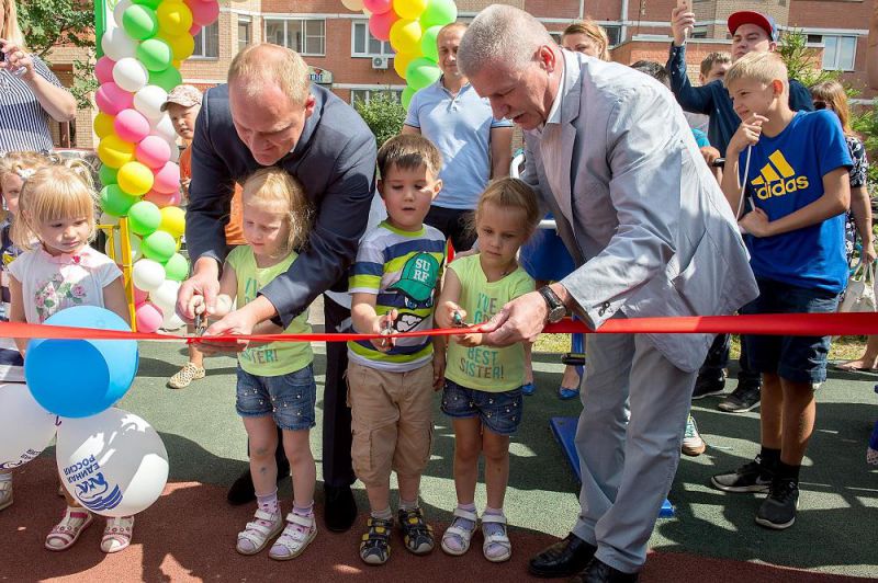 В Климовске торжественно открыли две новые детские площадки