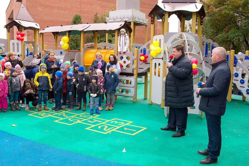 В микрорайоне Климовск торжественно открыли новую детскую площадку