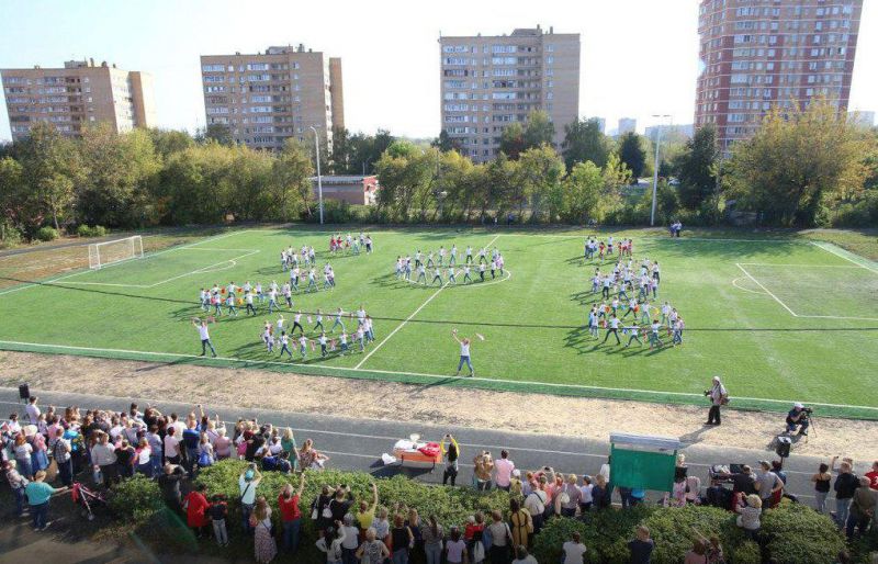На территории подольской школы № 24 после нескольких месяцев реконструкции 22 сентября открылся стадион.