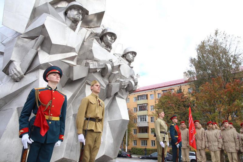Возложение цветов к памятнику Подольским курсантам 