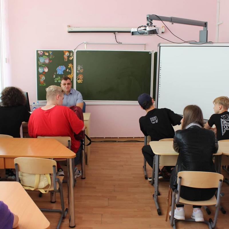 О работе подростковых трудовых бригад на базе Дворца молодежи рассказал его директор, депутат Юрий Стрелков. 