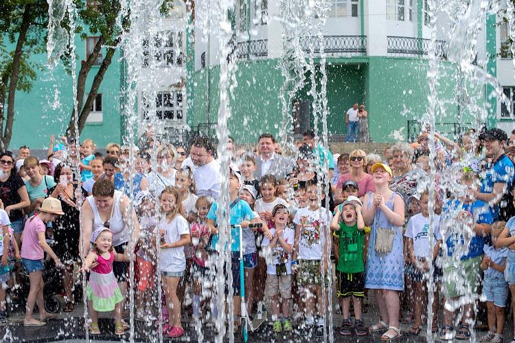 Танцующий фонтан запустили в Климовске